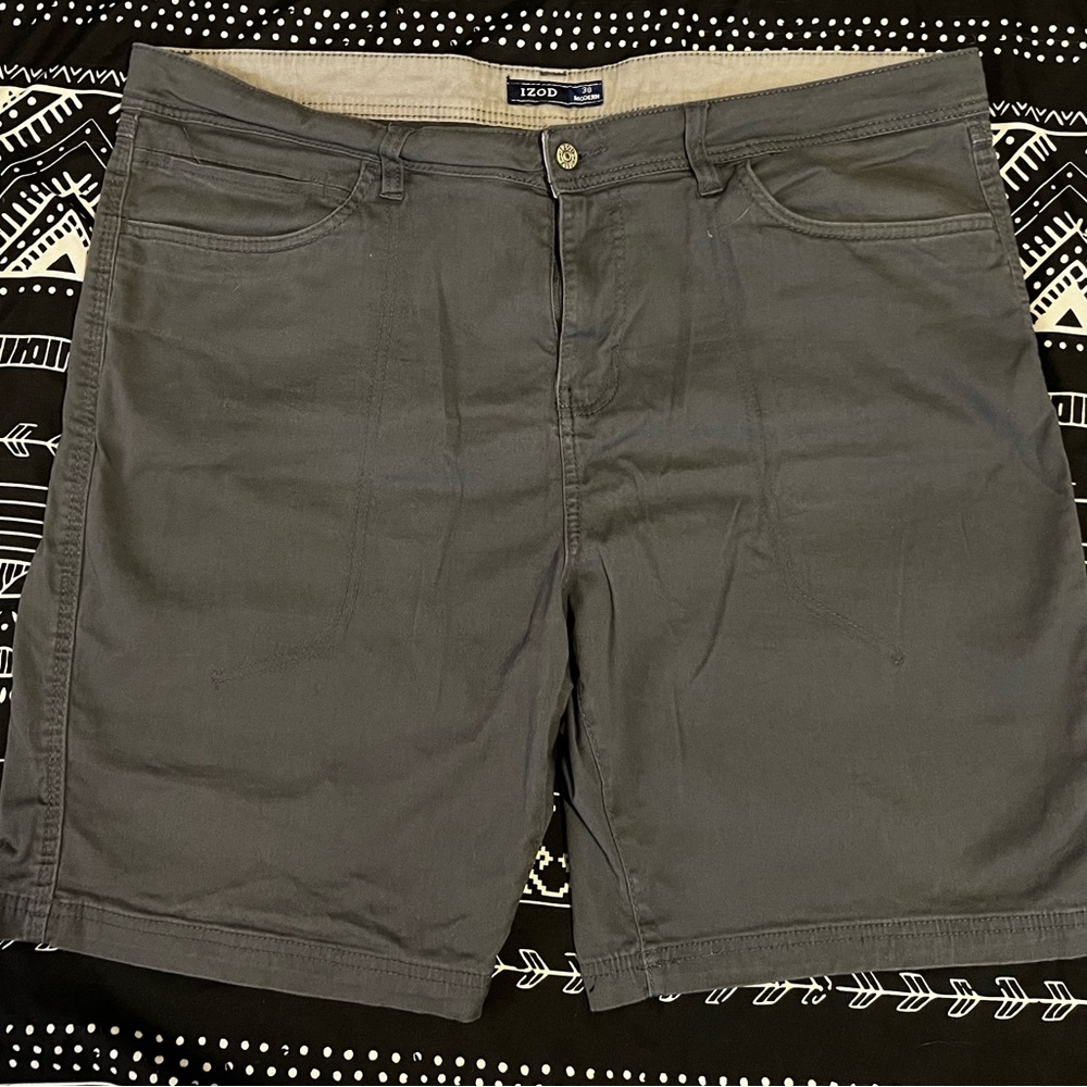 Mens IZOD flat front shorts - size 38 stretch fit.